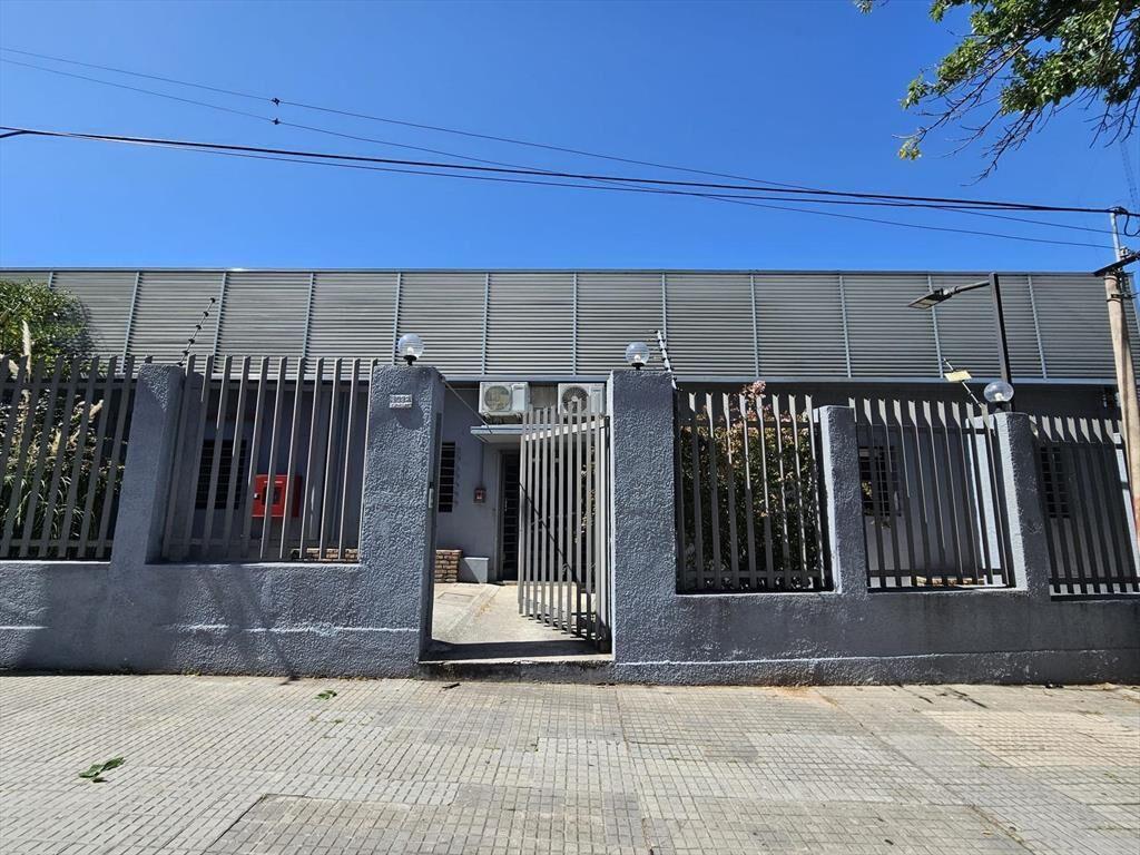 Proximo Luis Alberto de Herrera y Av Italia, 400 m2, excele