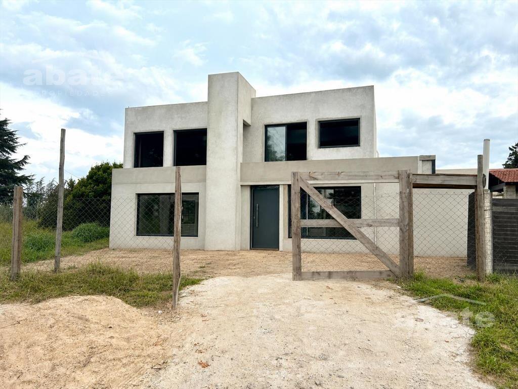 Venta casa de tres dormitorios y dos baños muy próxima al C