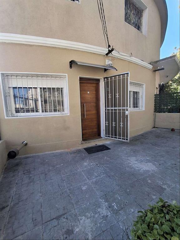 Venta de apartamento tipo casa, 2 dorm, patio, jardín, coch