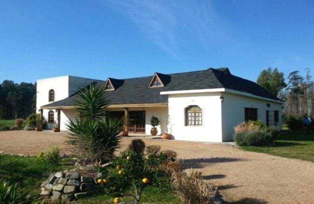 Venta de casa de campo 4 dormitorios zona Pando
