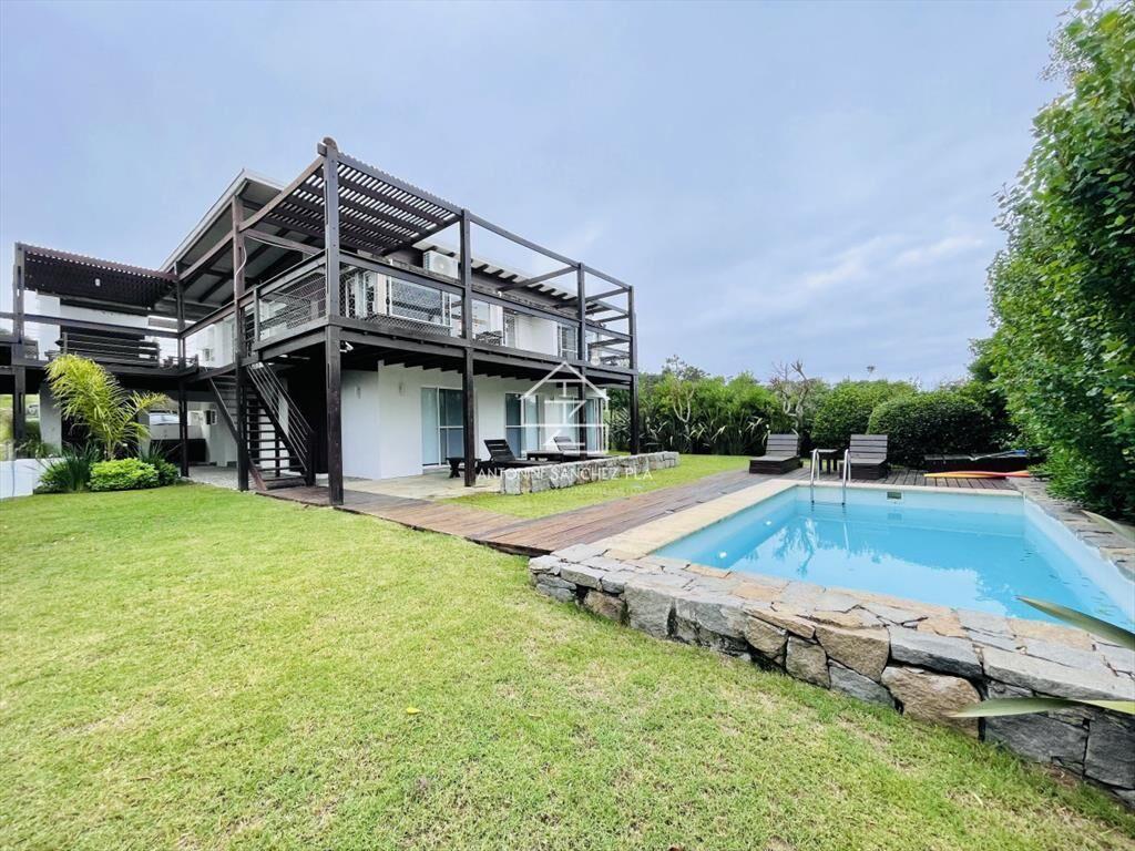 Excelente Casa de 5 Dormitorios en Alquiler, Manantiales, L