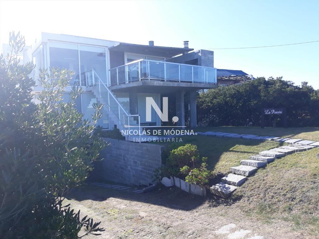 CASA DE 4 DORMITORIOS EN VENTA, FRENTE AL MAR EN