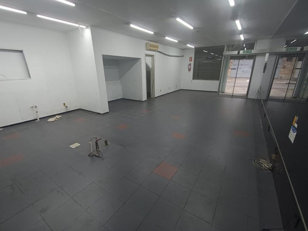 Depósito + locales en gran punto comercial de mucha demanda