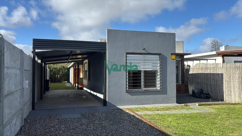 Casa a la venta en Solymar, 3 dormitorios y 2