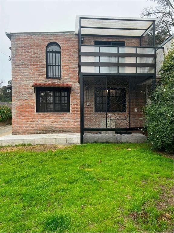 ALQUILER CASA TIPO DUPLEX UN DORMITORIO CON COCHERA