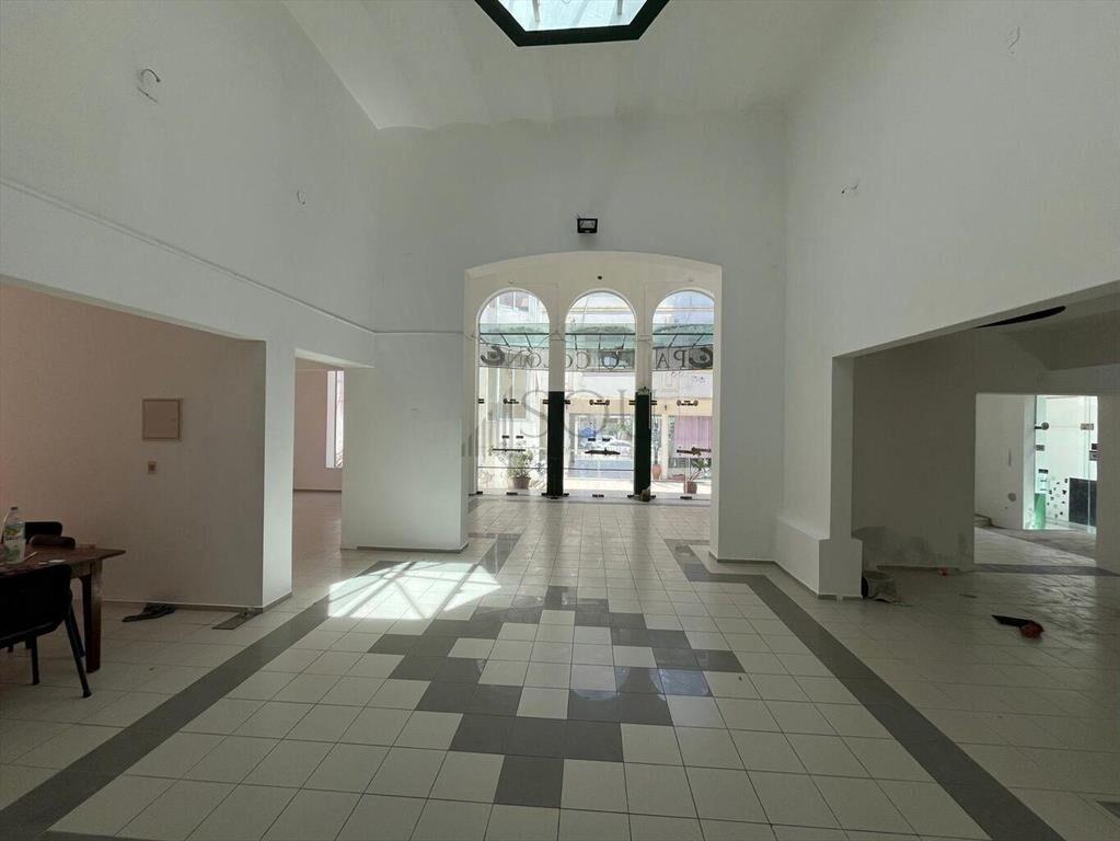 Se alquila gran local comercial en Colón