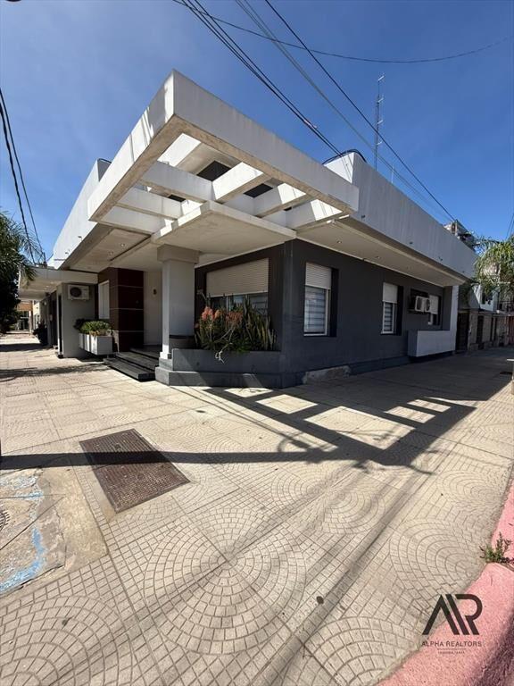 Casa en venta c/ cochera en Artigas