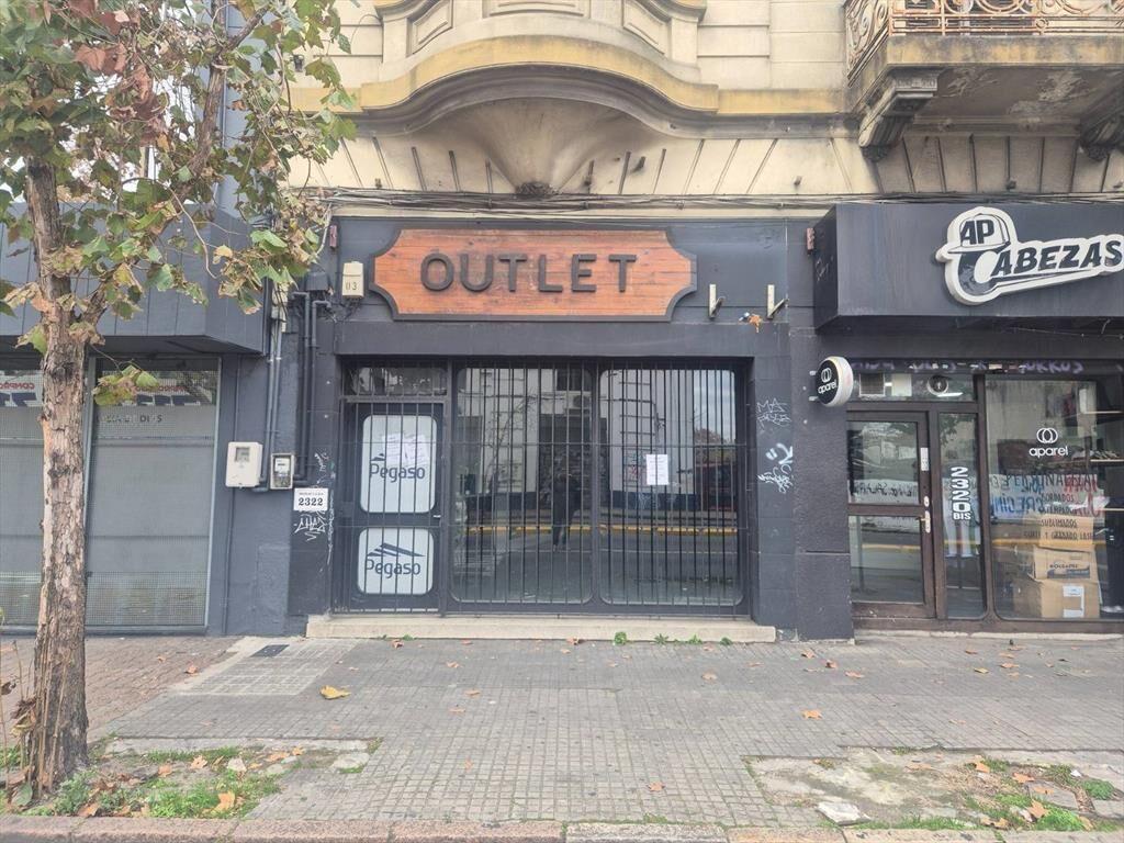 Alquiler de Local comercial con amplio salón y vidriera en A
