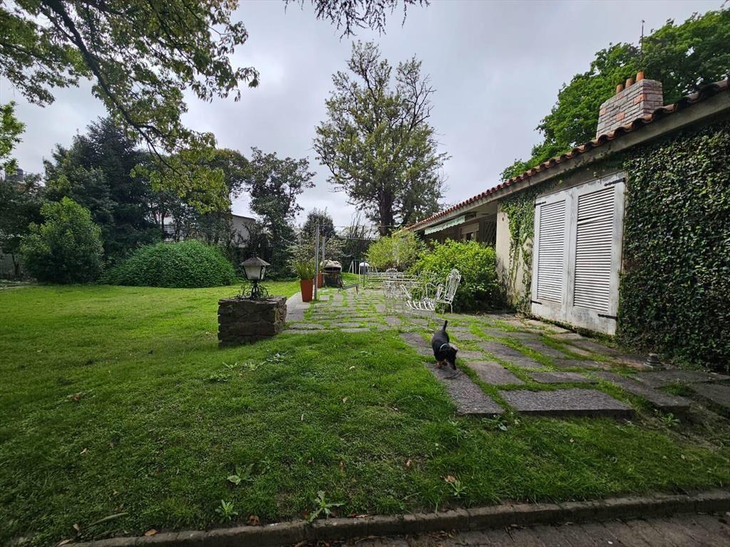 Venta importante terreno de 4488 m² con dos casas sobre B