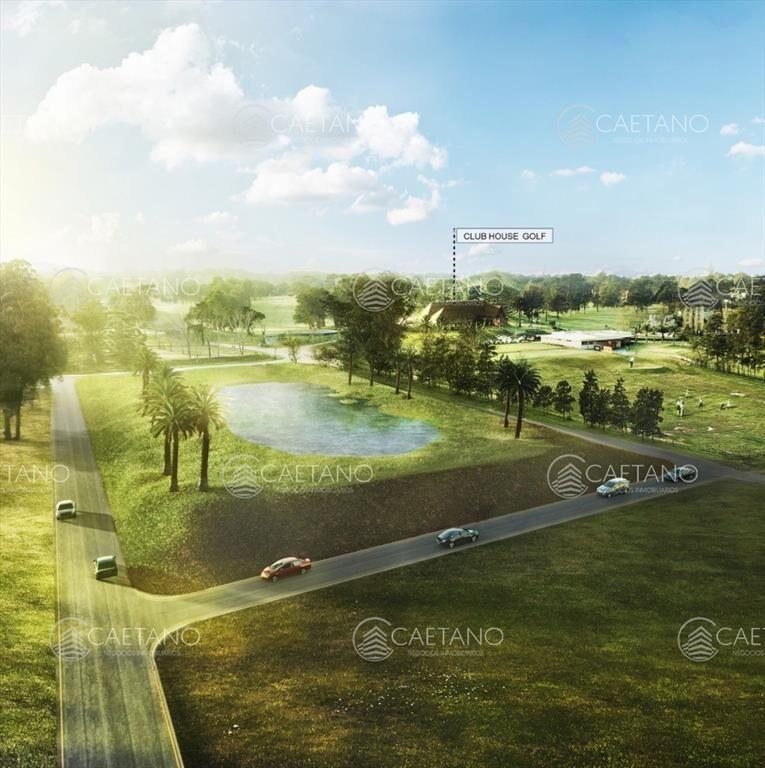 Manzana completa en venta frente al Club de Golf