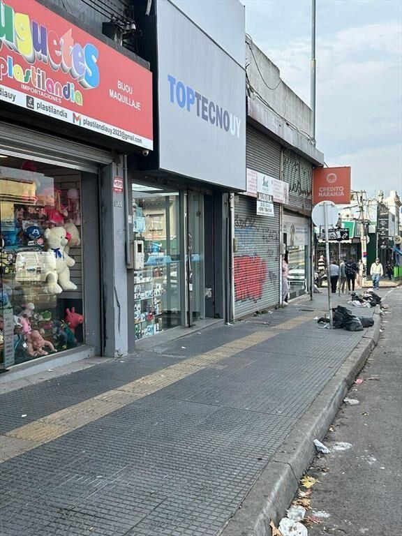 Venta Esquina Paso Molino – 3 Locales Comerciales con Renta
