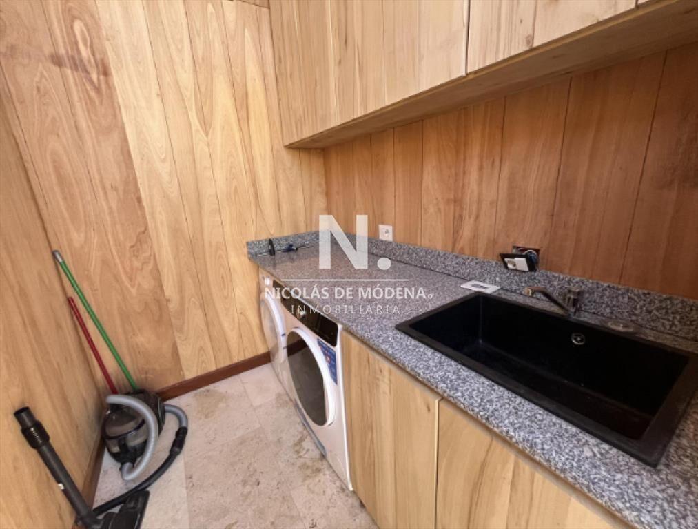 Vende casa de 5 dormitorios en Laguna Escondida.