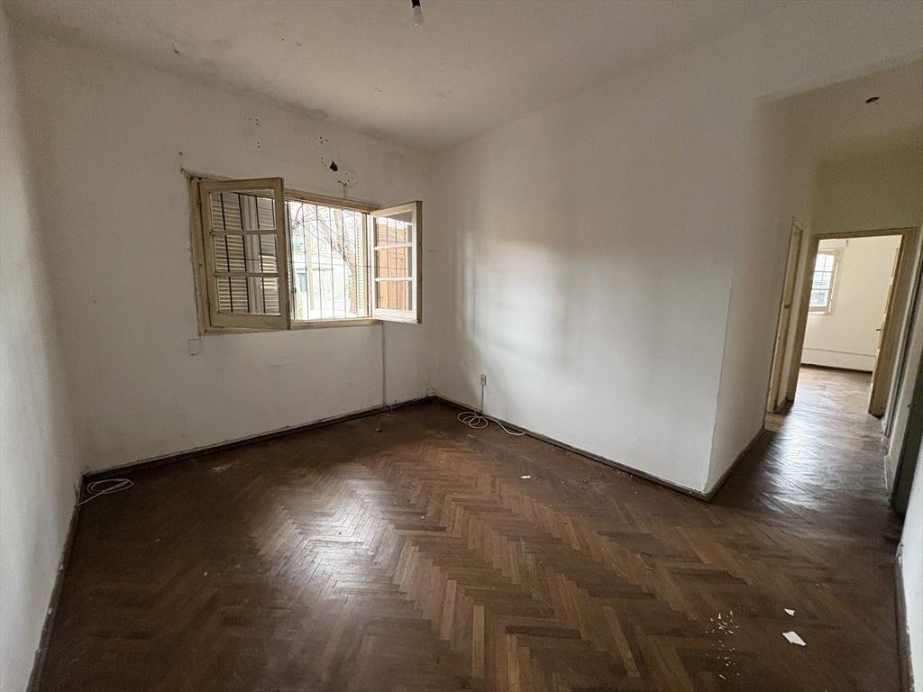 Alquiler - Apartamento con tres dormitorios y patio en Brazo