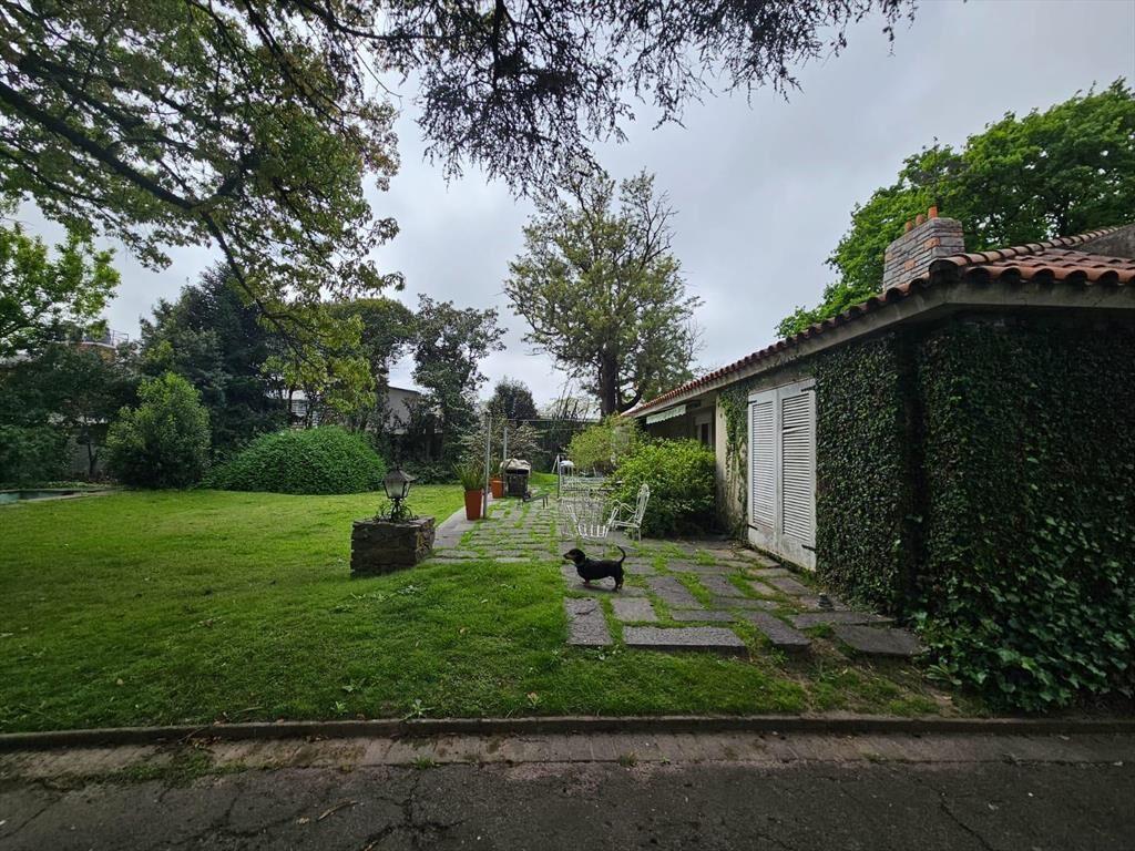 Venta importante terreno de 4488 m² con dos casas sobre B