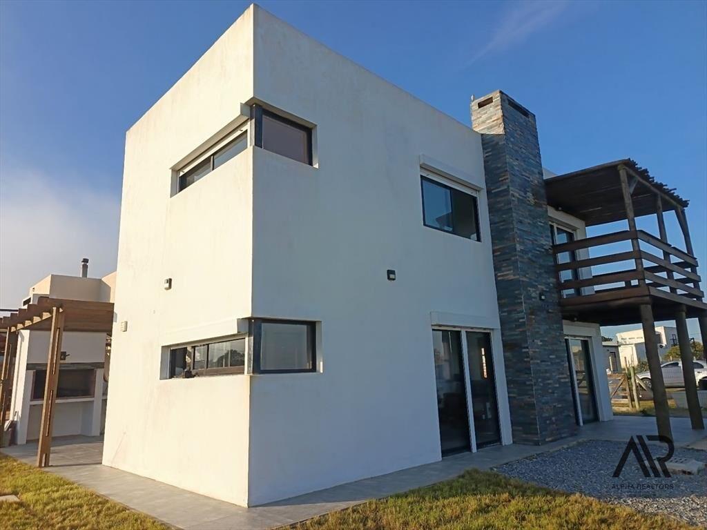 Casa en venta c/ cochera en Punta Negra