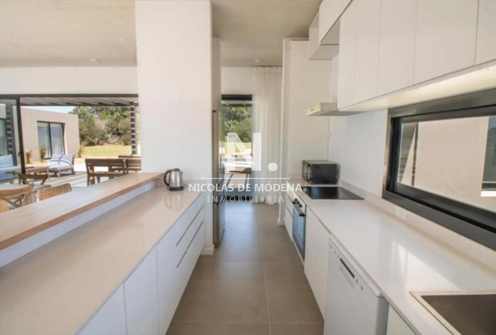 Vende casa en Pueblo mio, Manantiales de 4