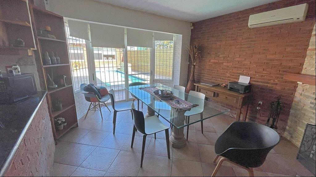 Casa en venta de 4 dormitorios en playa mansa con piscina,