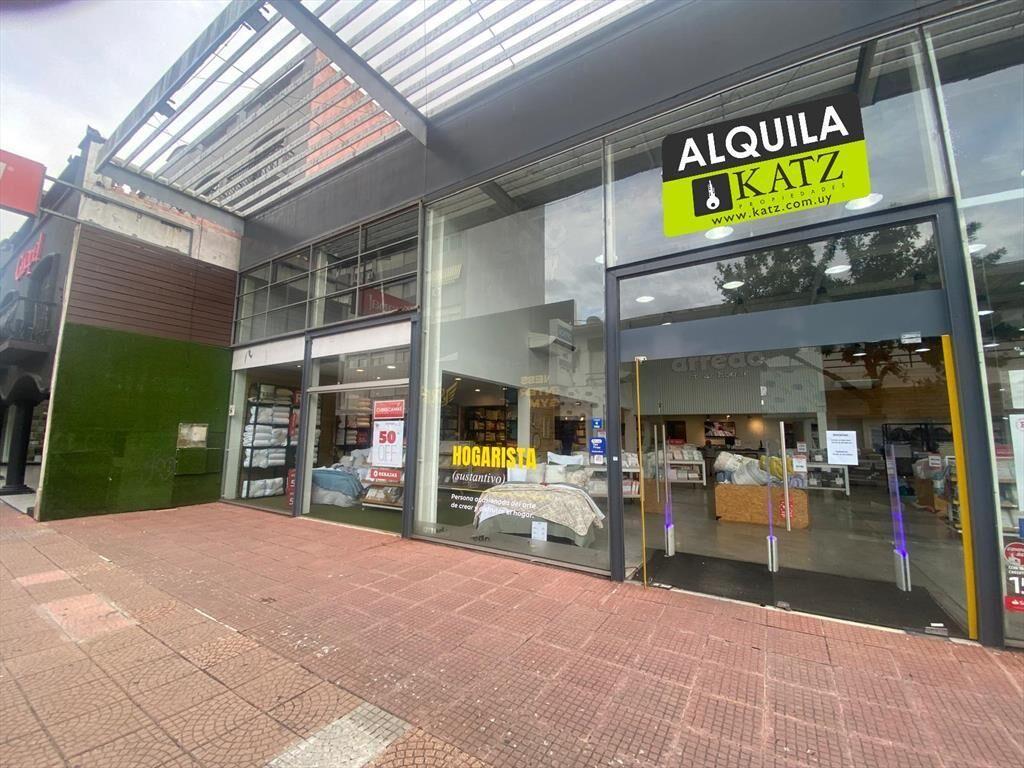 Gran local comercial en centro de Maldonado sobre peatonal