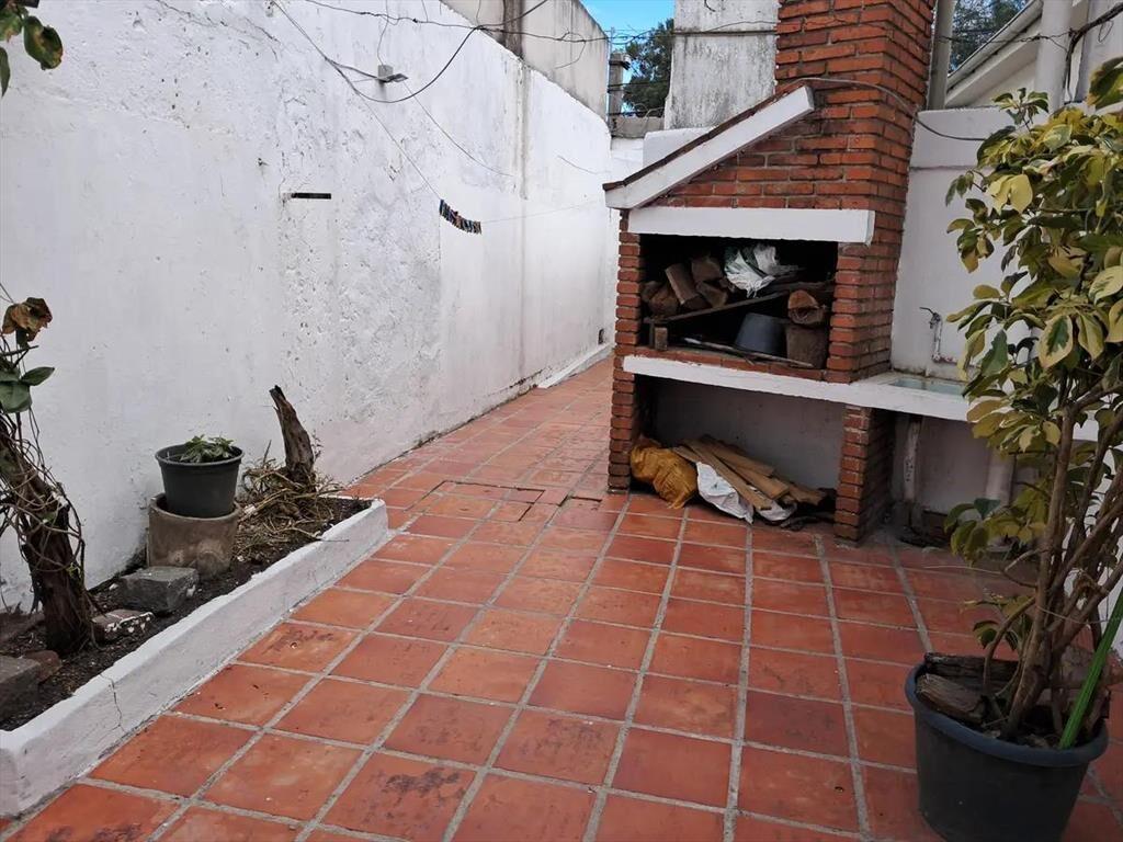 Casa próximo a Av. Luis A. de Herrera y Dr. José María Penc