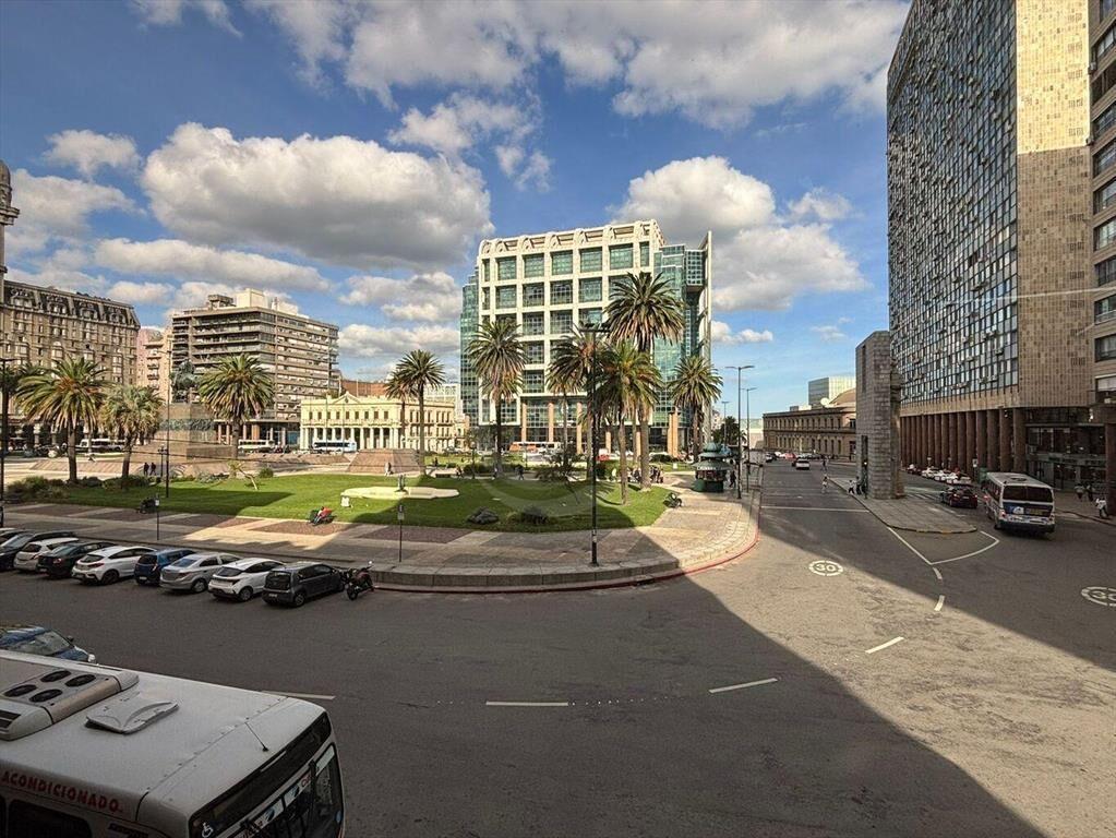 CASATROJA VENTA OFICINA FRENTE A PLAZA INDEPENDENCIA
