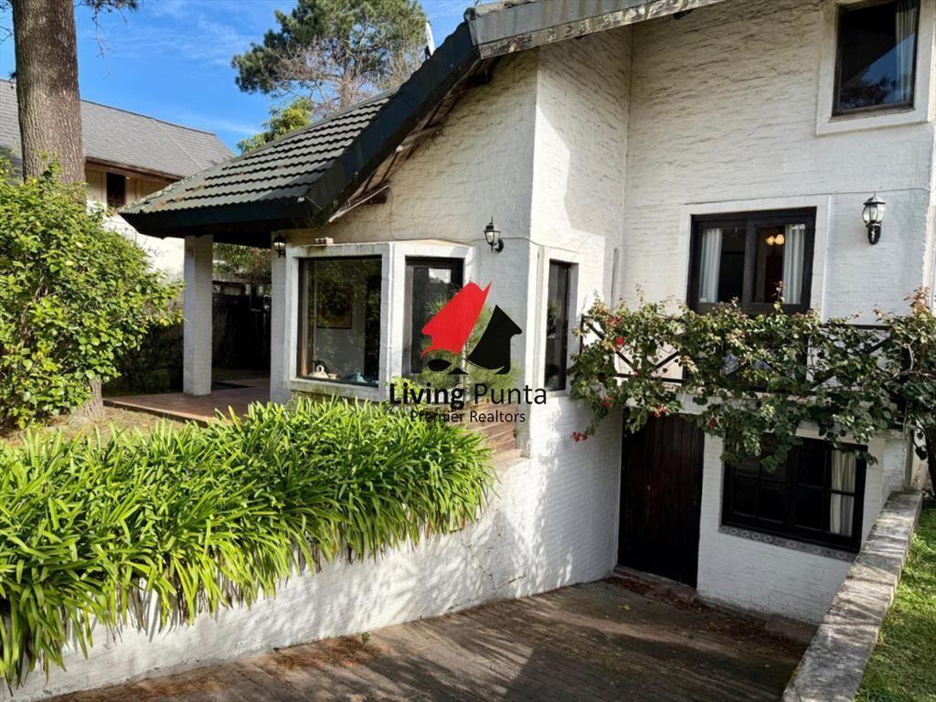 Hermosa casa en venta con piscina en punta del