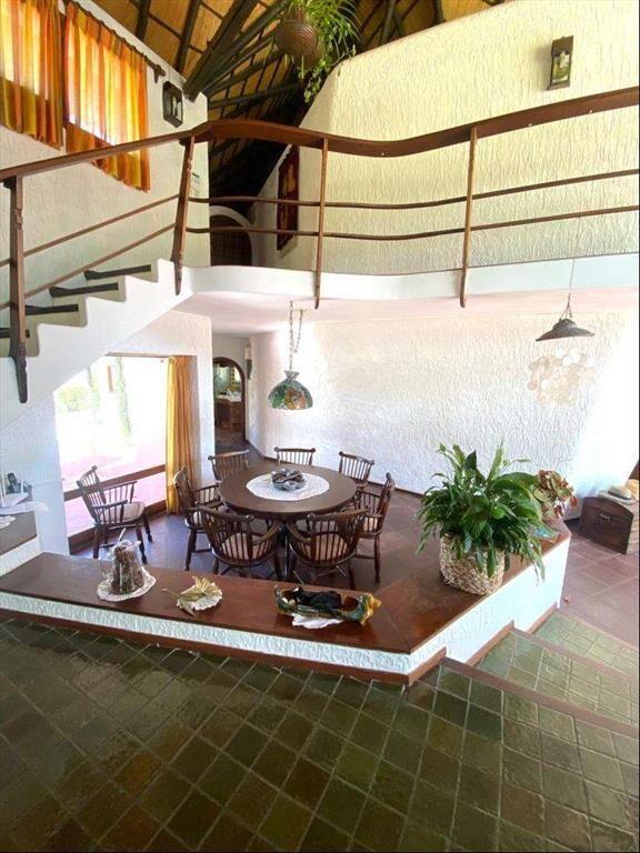 Alquiler Casa de 4 dormitorios + servicio con 3000m2 de par