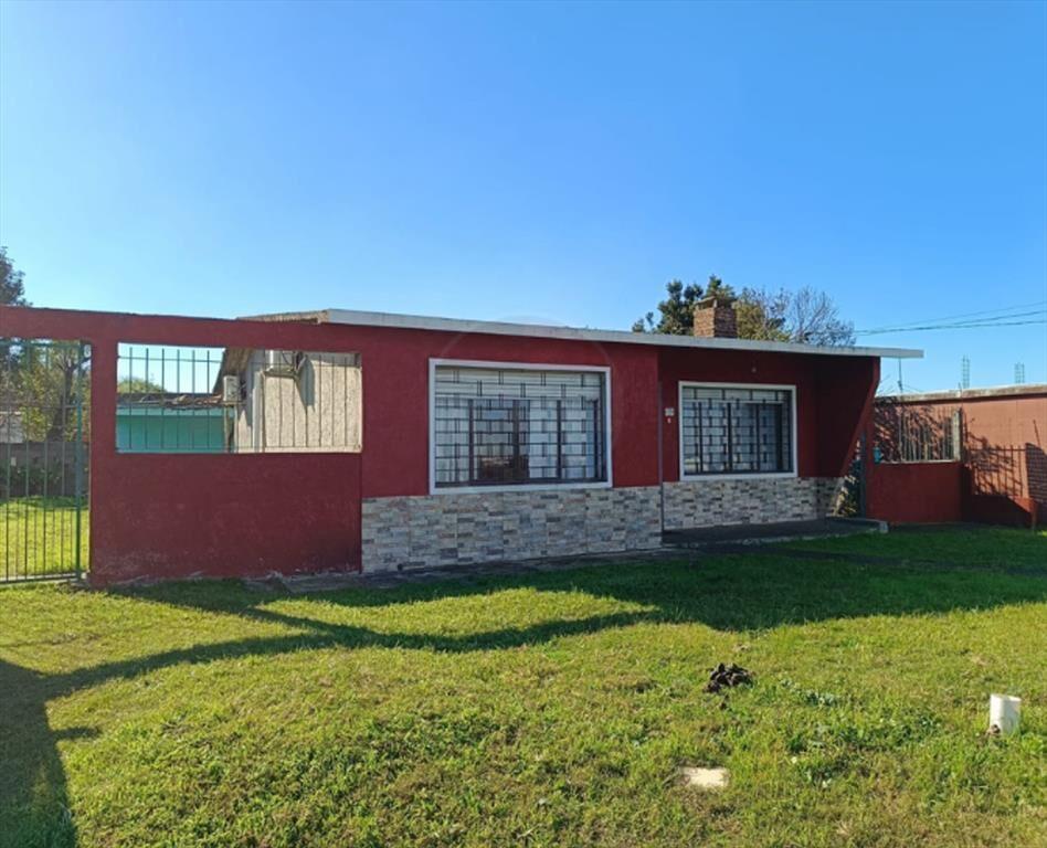 VENTA, casa de dos dormitorios, en Lezica.