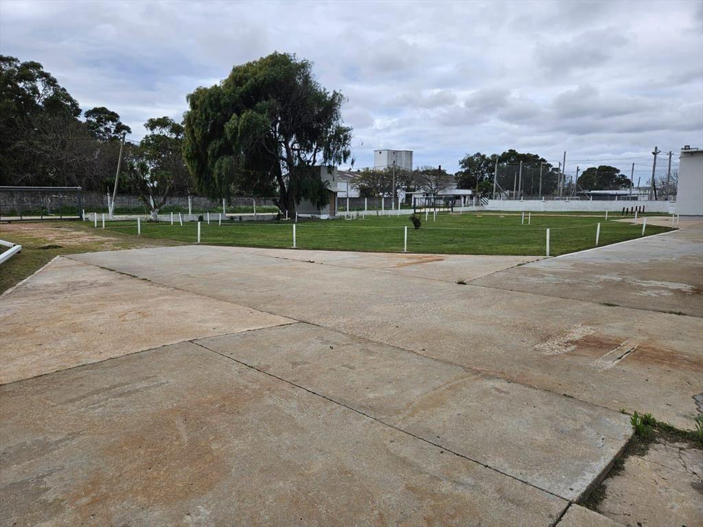 Cerro, proximo Rambla , 7400 m2 , 2740 m2 construídos !!