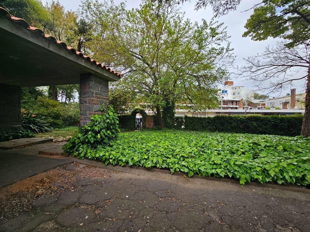 Venta importante terreno de 4488 m² con dos casas sobre B