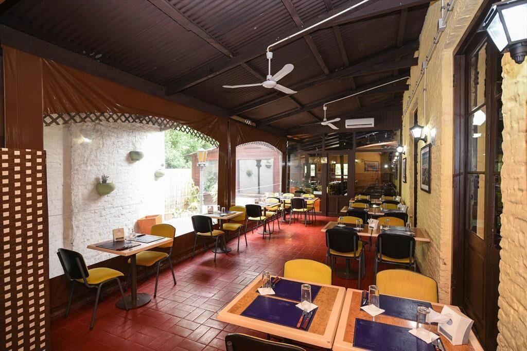 Excelente Local en Colonia del Sacramento. Avenida princip
