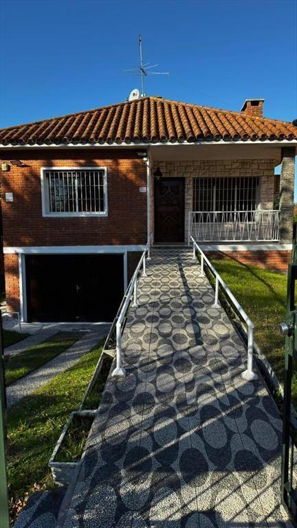 Orleans proximo Tajes, 225 m2 construídos, terreno de 679 m
