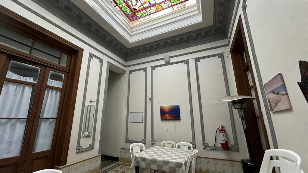 Venta de Casa con 6 dormitorios y patio en Belvedere. CON RE