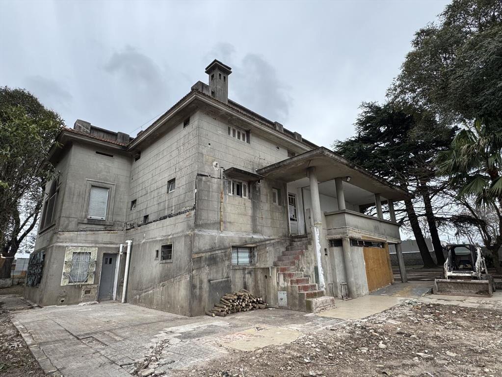 Gran Casona con excelente terreno sobre Av. Garzon, próx Sh