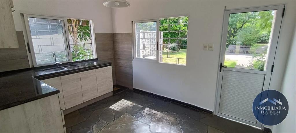 Casa en alquiler c/ cochera en Carrasco Norte