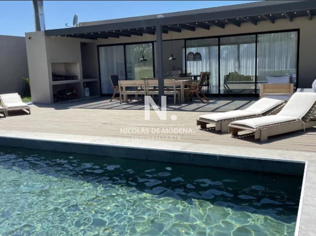 Vende casa en Pueblo mio, Manantiales de 4