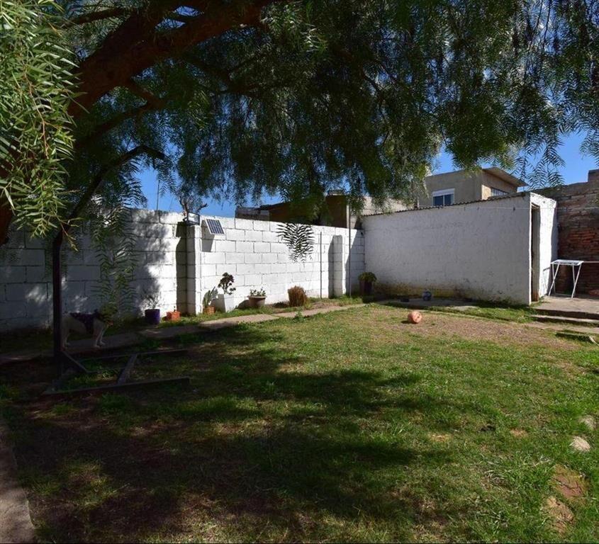 CASA 3 DORMITORIOS, 2 BAÑOS Y FONDO. ZONA COMERCIAL
