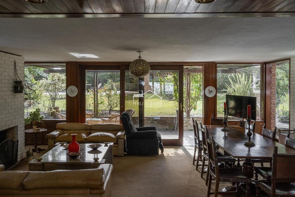 Hermosa casa de 5 dormitorios con gran parque, piscina, apa