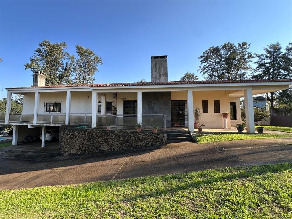 Casa con pileta, parrillero y 1.000 m² en Salto