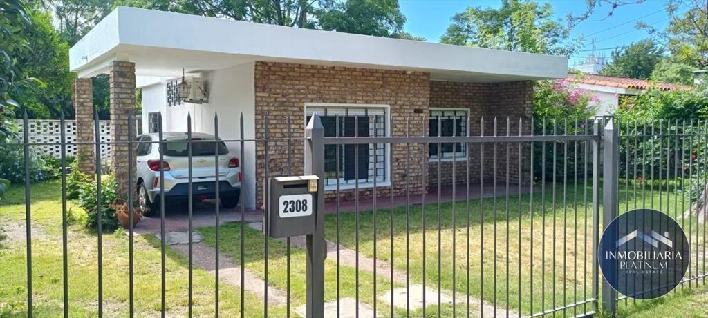 Casa en alquiler c/ cochera en Carrasco Norte