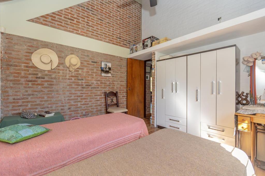 Venta de Casa con amplio terreno mas 2 cabañas a 1 cuadra d