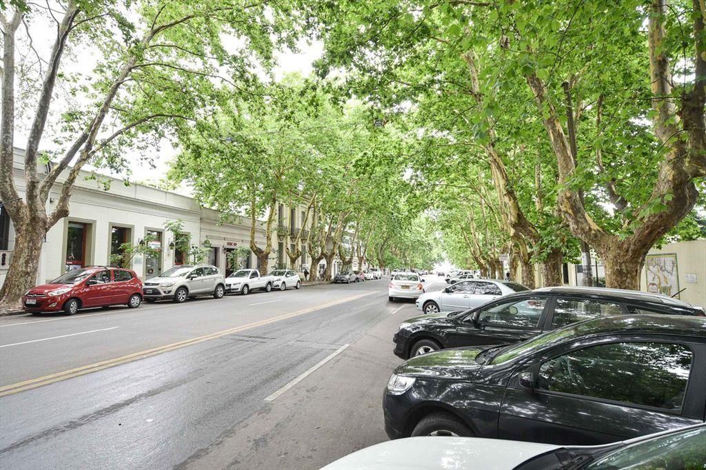 Excelente Local en Colonia del Sacramento. Avenida princip