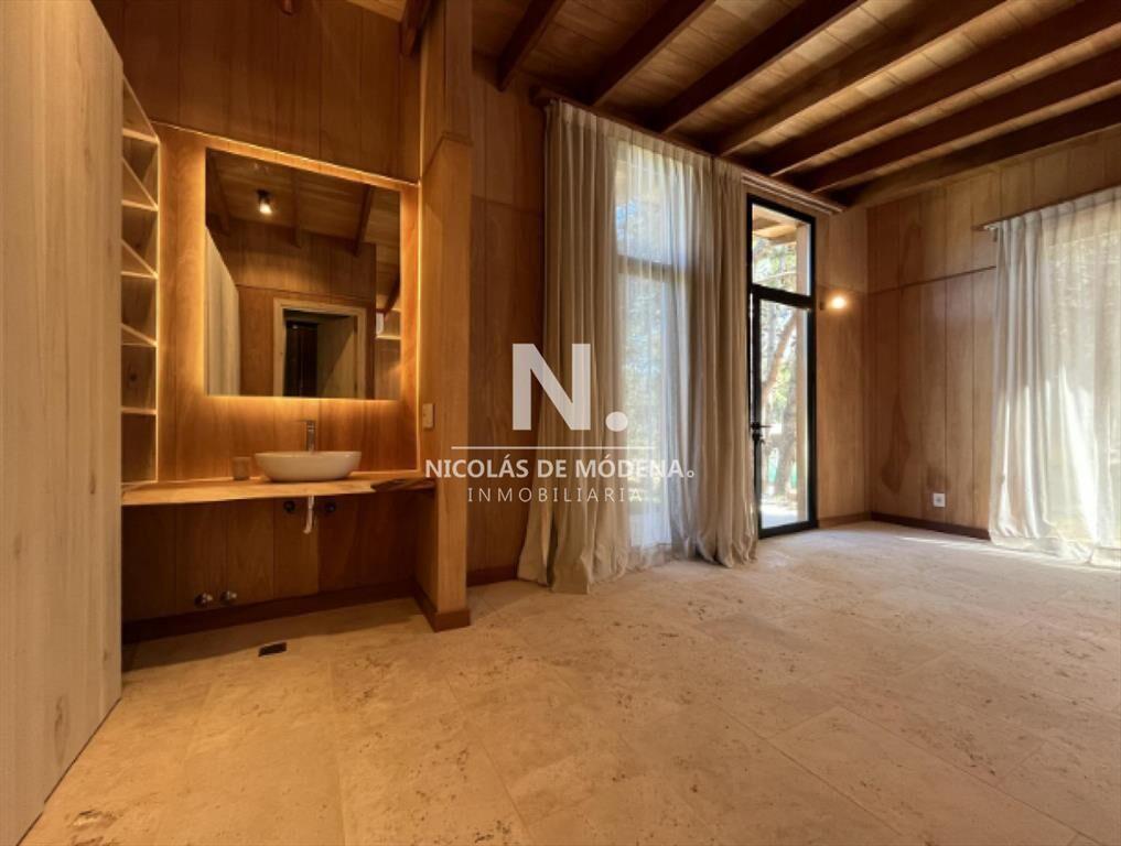 Vende casa de 5 dormitorios en Laguna Escondida.