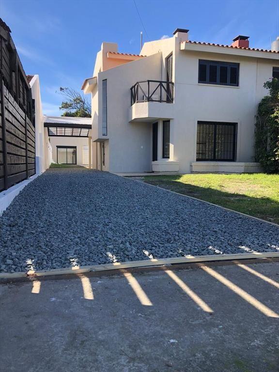 Casa en venta 3 dormitorios, 2 baños, Piscina, Lagomar sur