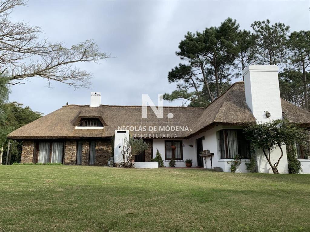 Alquila casa de 3 dormitorios en Golf, con jardin.