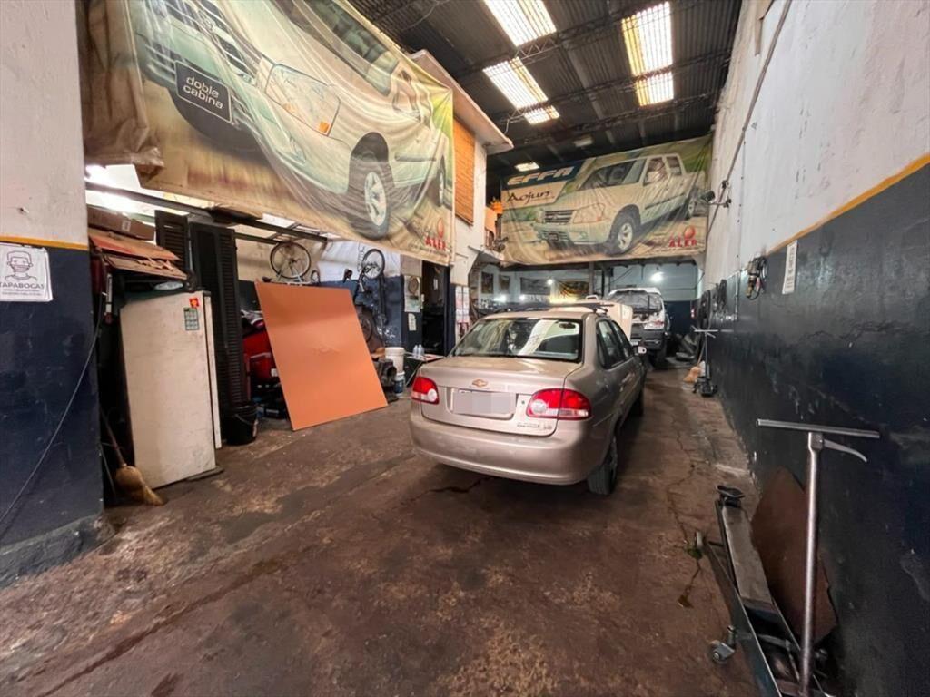 Venta de Taller Automotriz - 183 m² (Tres Cruces)