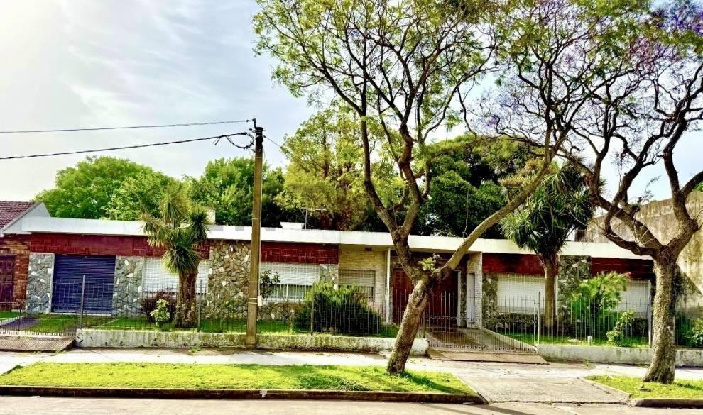 Venta 2 casas en Peñarol,717 m2,multiples garajes.3 dormi...