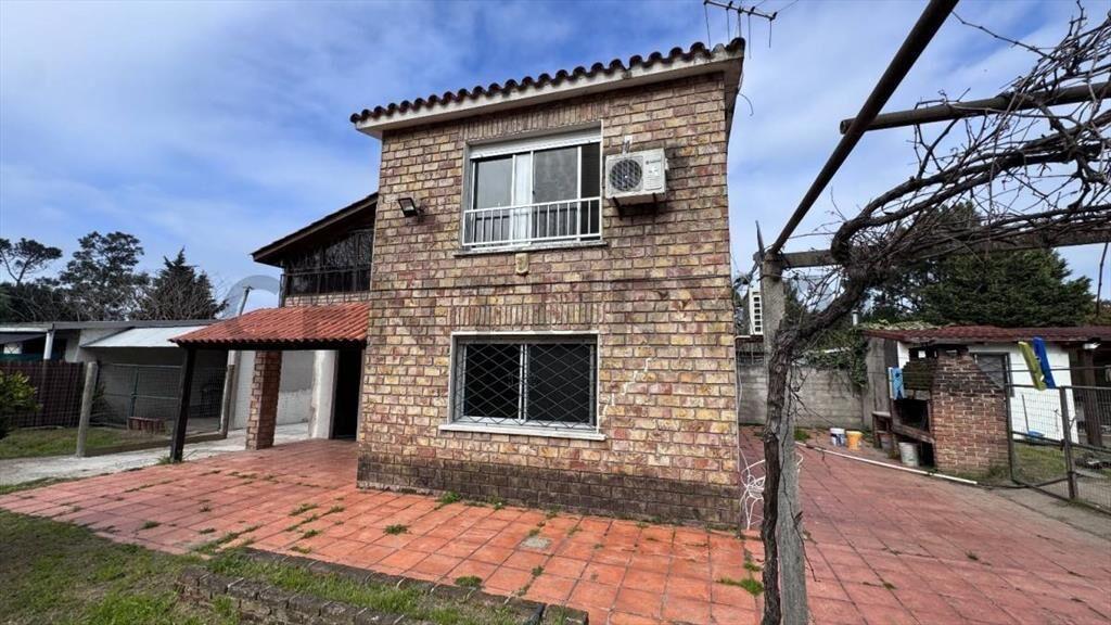 CASA 3 Dormitorios, 620 m2 solida construcción, prox a la...