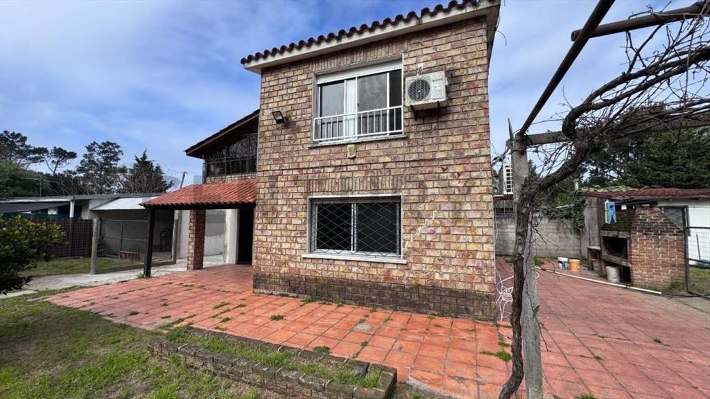 CASA 3 Dormitorios, 620 m2 solida construcción, prox a la...