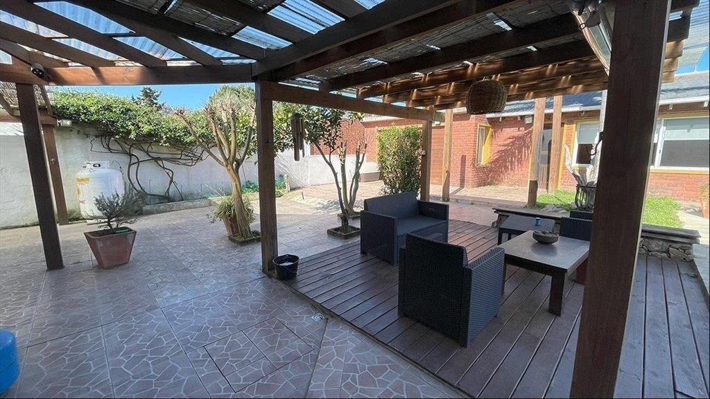 Casa en venta de 4 dormitorios en playa mansa con piscina,