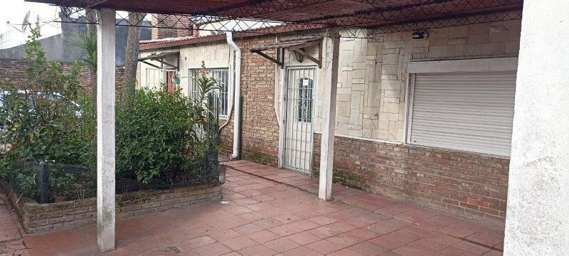 Venta De Casa Con Cochera Jardín y Parrillero